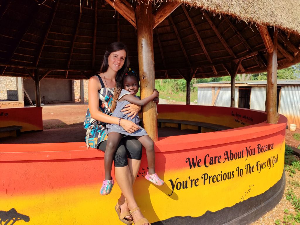 Silvia Marcolin con i bambini in Uganda